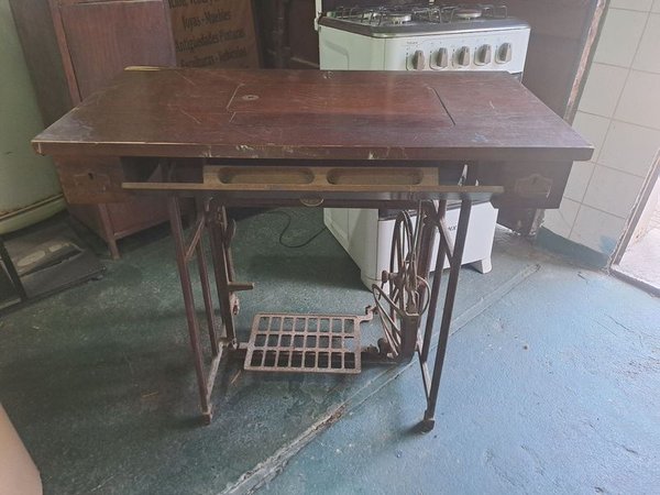 Maquina de coser a pedal antigua en excelente estado - imagen 2