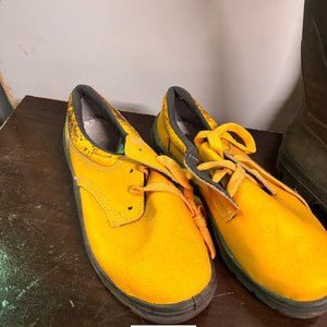 Zapatos de Trabajo Amarillos y Botas de Goma Negras - imagen 4