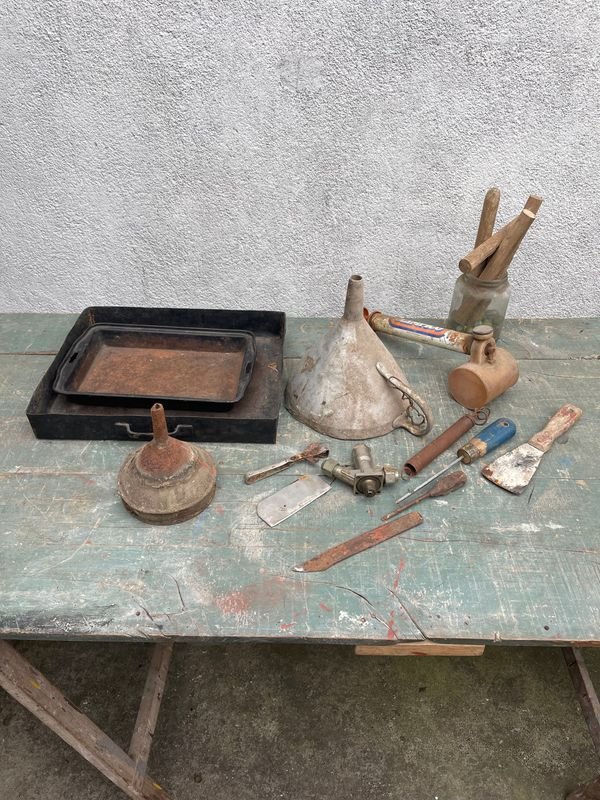 Lote de Embudo, Bandeja, Espátula y Accesorios Metálicos - imagen 1