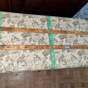 Antiguo Baúl Tapizado con Estampado Floral y Detalles en Madera - imagen 5