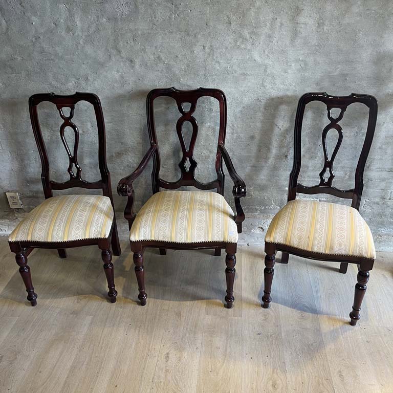 Lote siguiente: Sillon y 2 sillas importadas de estilo clásico con asiento tapizado