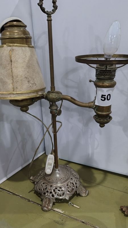 Lote siguiente: Lámpara en bronce con detalles ornamentales