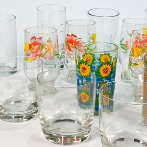Lote de 21 Vasos de Vidrio: Whisky, Jugo y Decoración Floral - imagen 3