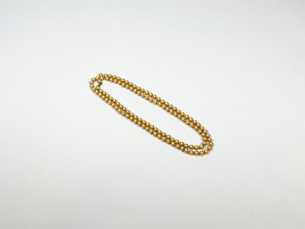 Lote siguiente: Collar de perlas con cadena de oro
