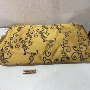Lote siguiente: Retazo Grande de Tela Dorada con Diseño Negro para Tapicería