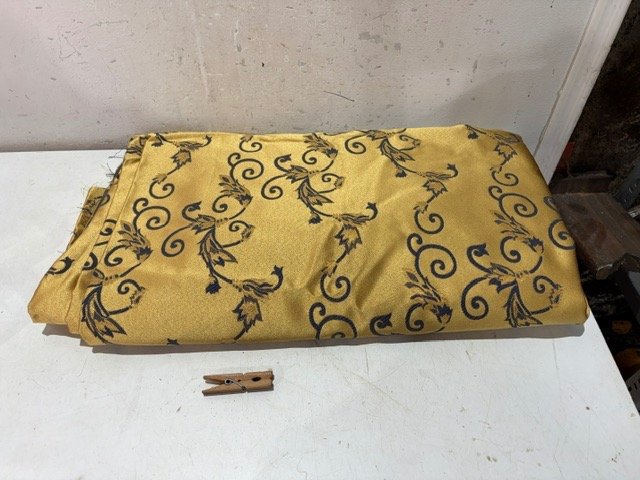 Retazo Grande de Tela Dorada con Diseño Negro para Tapicería