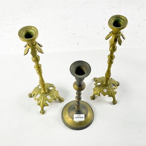 Tres candeleros en bronce diferentes de 19 y 24 cm - imagen 2