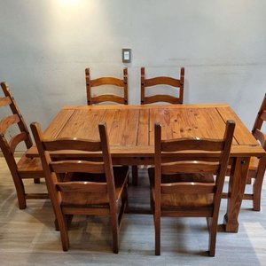 Lote siguiente: Juego de Comedor Rústico: Mesa de Pino con 6 Sillas Estilo Escalera