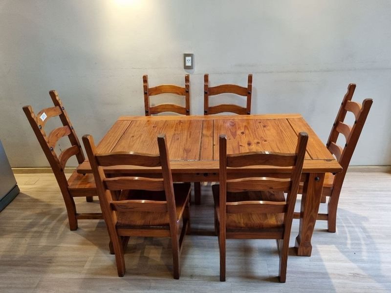 Juego de Comedor Rústico: Mesa de Pino con 6 Sillas Estilo Escalera