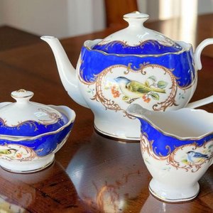 Lote anterior: Juego de Té Porcelana Grace Tea Ware: Tetera, Azucarera y Lechera con Aves y Detalles Dorados