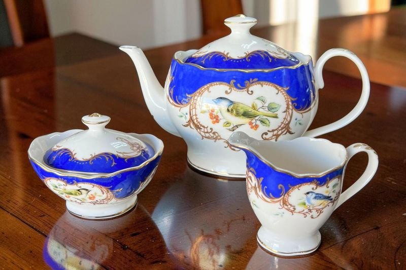 Juego de Té Porcelana Grace Tea Ware: Tetera, Azucarera y Lechera con Aves y Detalles Dorados
