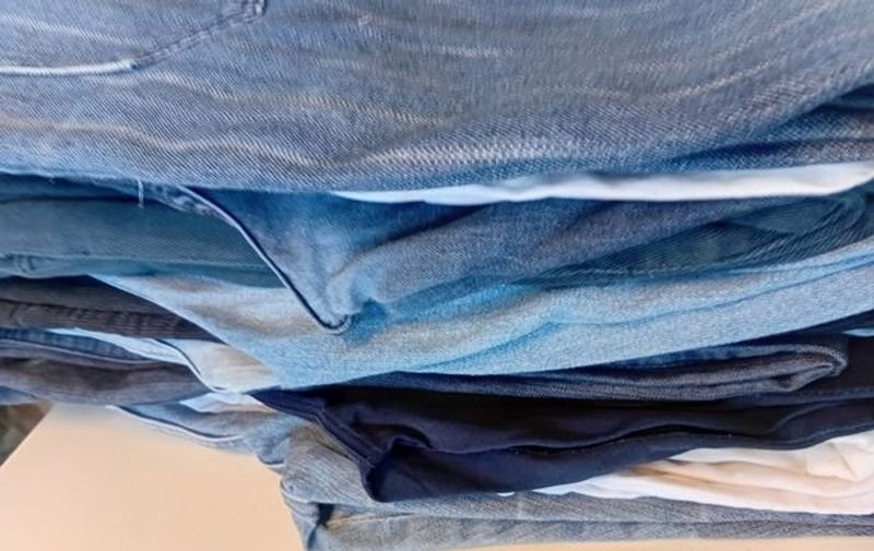 Ropa de jeans unisex en buen estado - imagen 2
