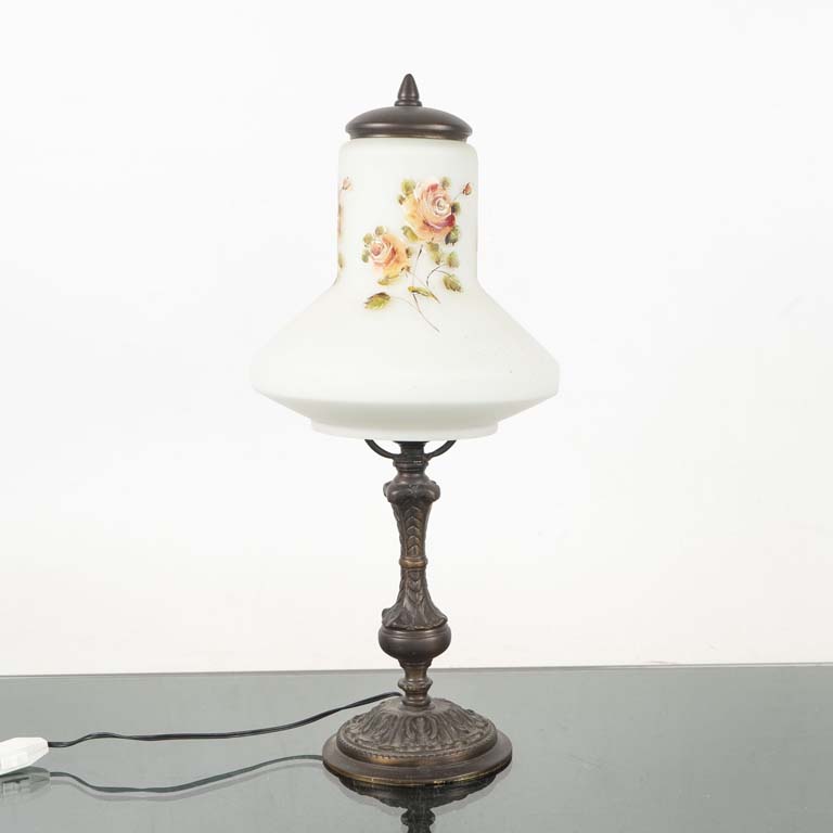 Lámpara de metal con tulipa de opalina - Medidas: 21x43cm