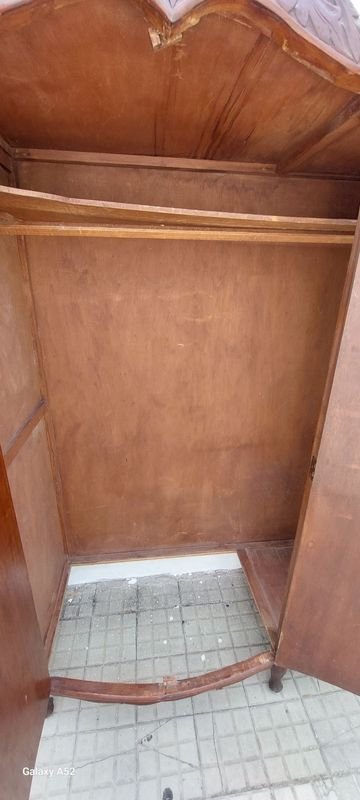 Ropero de madera estilo francés con detalles y falta de piso - imagen 8