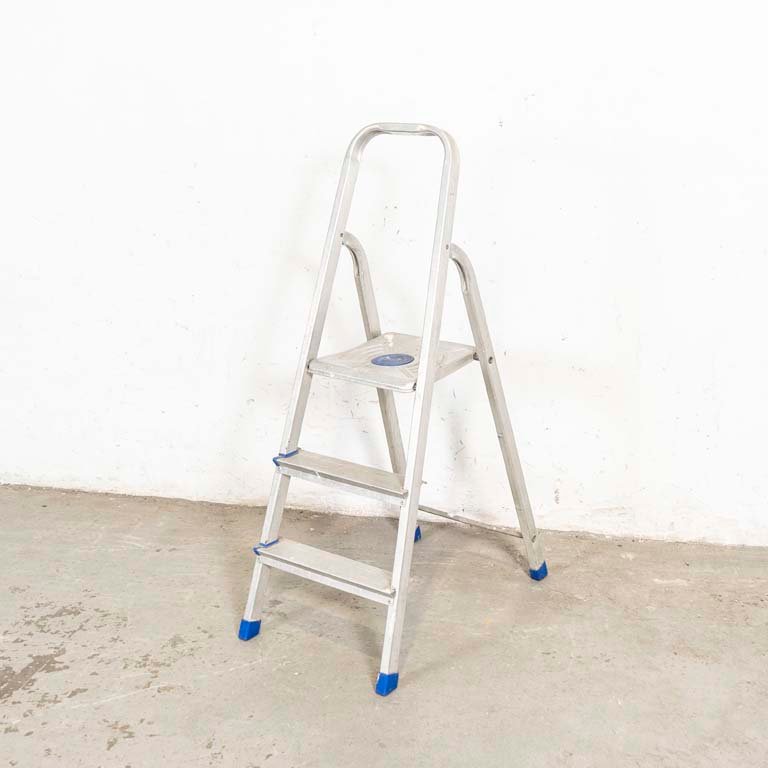 Lote siguiente: Escalera plegable de aluminio con tres escalones