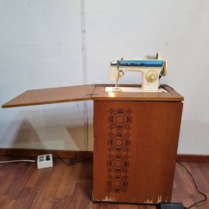 Máquina de Coser Singer Facilita Empotrada en Mueble de Madera con Mesa Rebatible - imagen 9