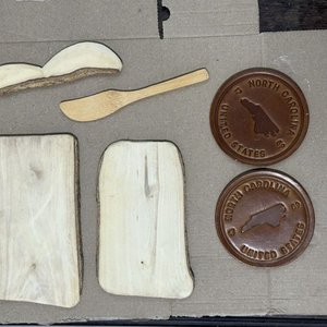 Conjunto Artesanal de Madera y Cuero: Tablas, Cuchillos y Posavasos - imagen 2