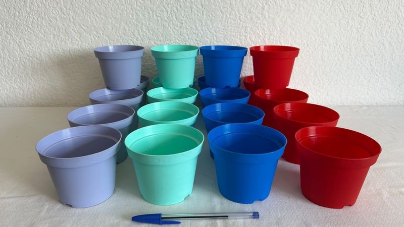 Lote siguiente: Colección de macetas plásticas de 9cm