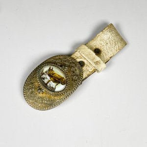 Lote siguiente: Hebilla de metal cincelada y porcelana caballo 8,5 x 6 cm