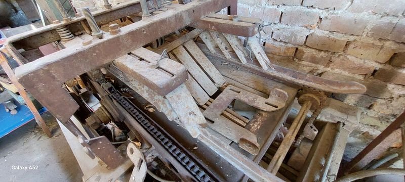 Lote anterior: Aparato raro de metal con características antiguas