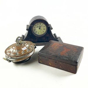 Reloj de Madera, Centro de Metal y Cofre Oriental - Tres Piezas Decorativas - imagen 1