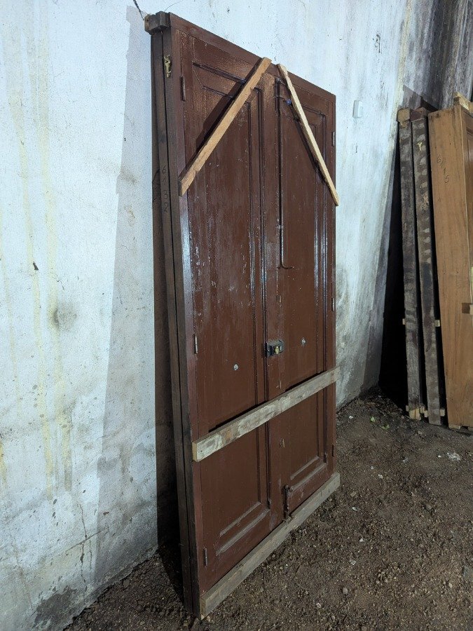 Puerta antigua de madera con marco y manotones de bronce - imagen 7