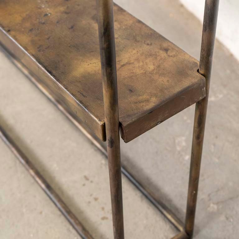 Estante metalico dorado con manchas y detalles - imagen 3
