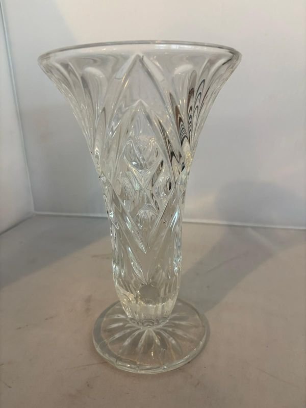 Lote siguiente: Vaso de cristal con diseño flutado