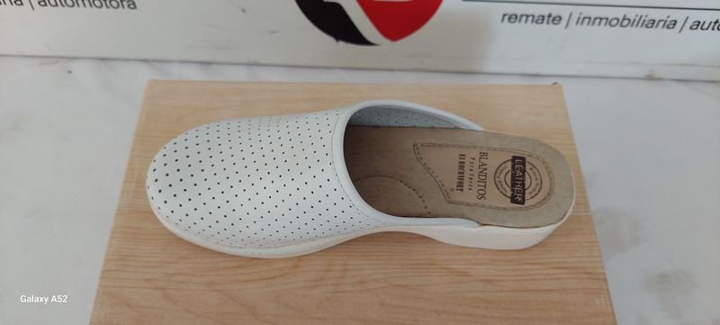 Zapatillas blancas de estilo alto - imagen 3