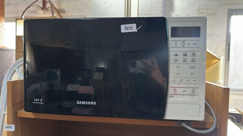 Lote siguiente: Microondas Samsung de buena calidad