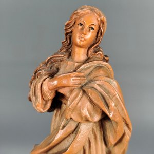Dos Tallas Religiosas en Madera: Virgen con Niño y Otra con Querubines - imagen 4