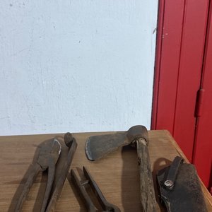 Lote anterior: Lote de Herramientas Antiguas: Tijera de Podar, Hacha y Funda