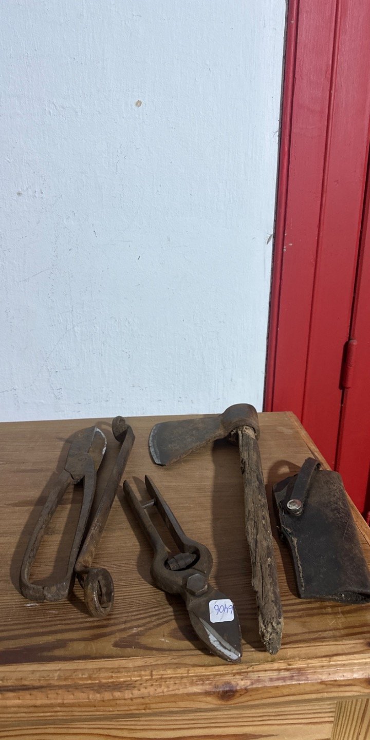 Lote de Herramientas Antiguas: Tijera de Podar, Hacha y Funda