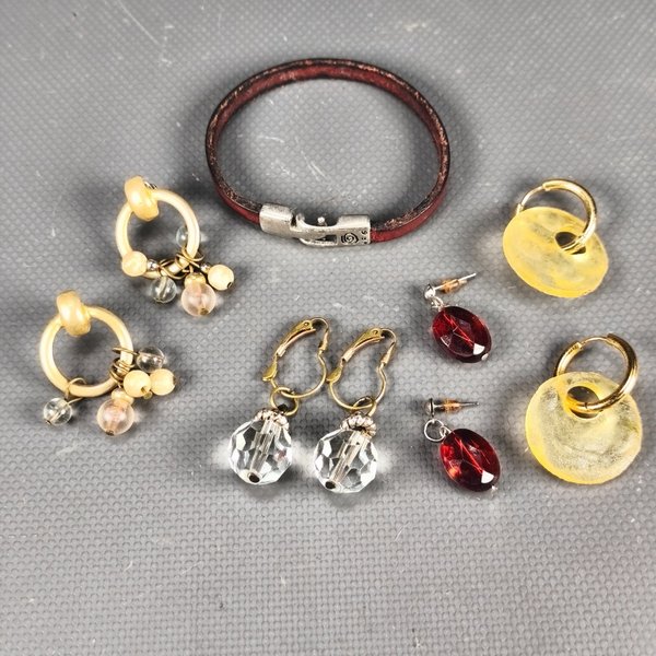 Lote de Joyería: 4 Pares de Aretes y 1 Pulsera de Cuero y Metal - imagen 1