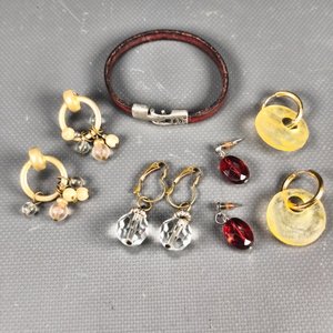 Lote anterior: Lote de Joyería: 4 Pares de Aretes y 1 Pulsera de Cuero y Metal