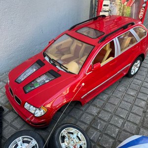 Dos autos a escala grandes, uno rojo y uno blanco, para niños - imagen 5