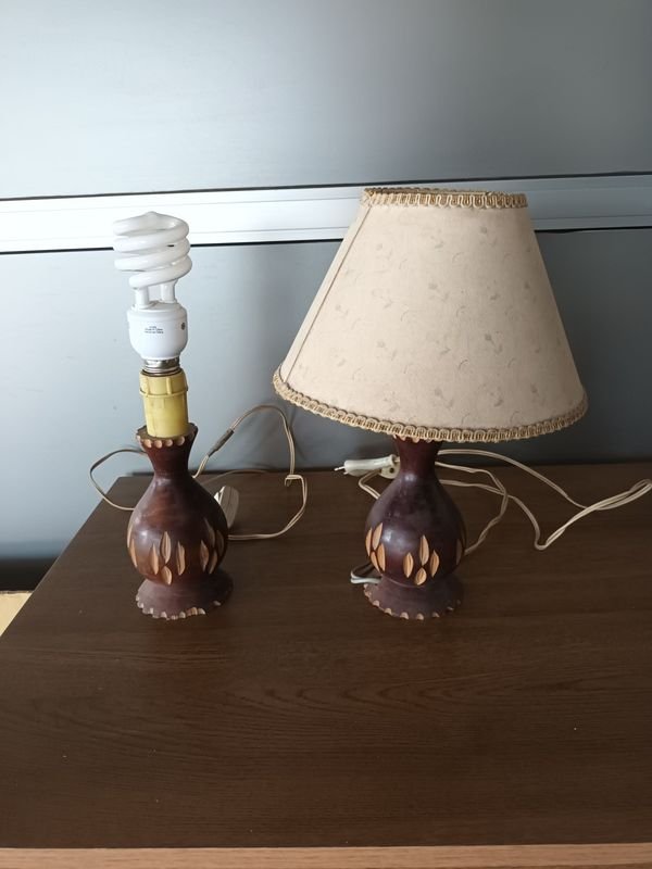 Lote siguiente: Lámparas de mesa con luces blancas y amarillas