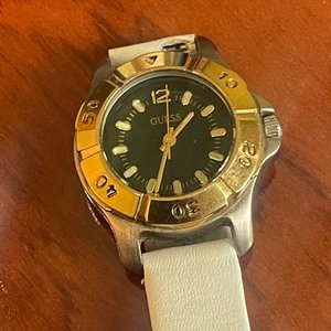 Reloj Guess de Dama Deportivo con Bisel Dorado y Correa Blanca - imagen 5