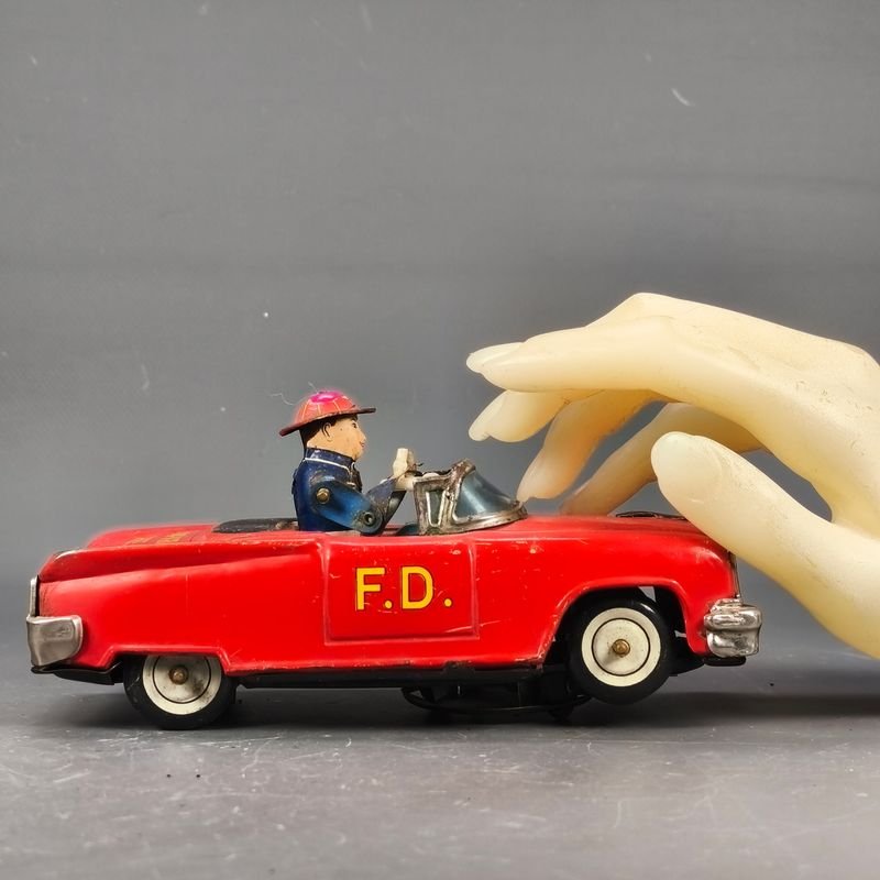 Juguetes de bomberos con mecanismo de cuerda y figura de bombero en movimiento - imagen 2