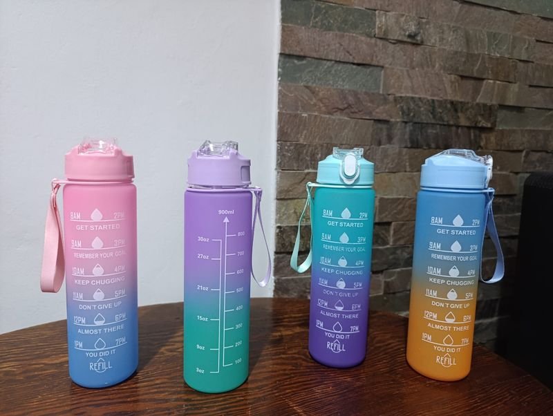 Lote siguiente: Botellas de agua con escala graduada y frases motivadoras