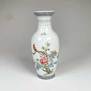 Lote anterior: Florero de porcelana oriental, decorado floral y aves altura 26 cm