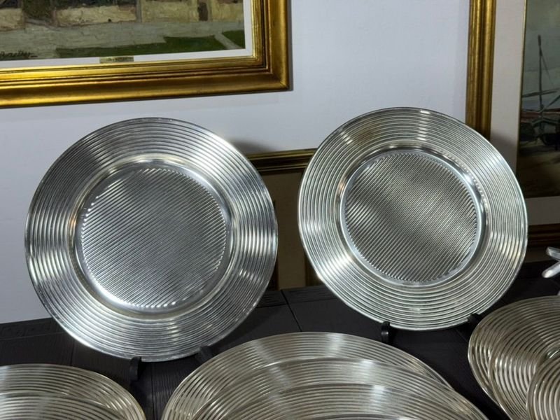 Platos de plata modernos con soportes y pinturas - imagen 2