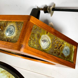 Colgante Hexagonal de Madera y Vidrio con Detalles Artísticos - imagen 4