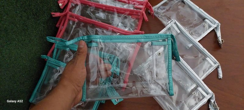 Neceser de viaje con accesorios varios - imagen 3