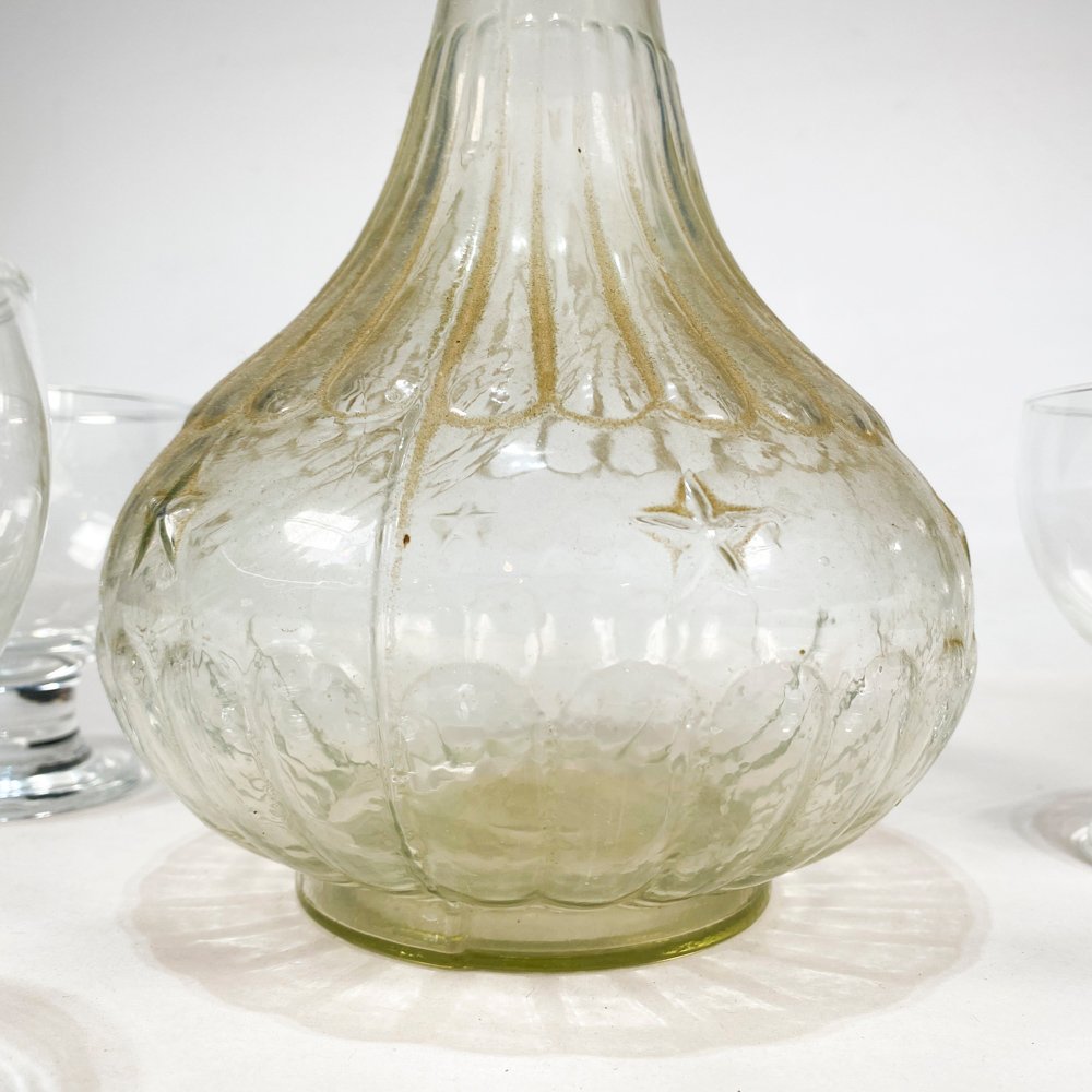 Vajilla de cristal con botellas y copas - imagen 3