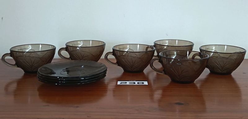 Juego de Té Vidrio Ahumado con Diseño de Hojas - 6 Tazas y 4 Platillos