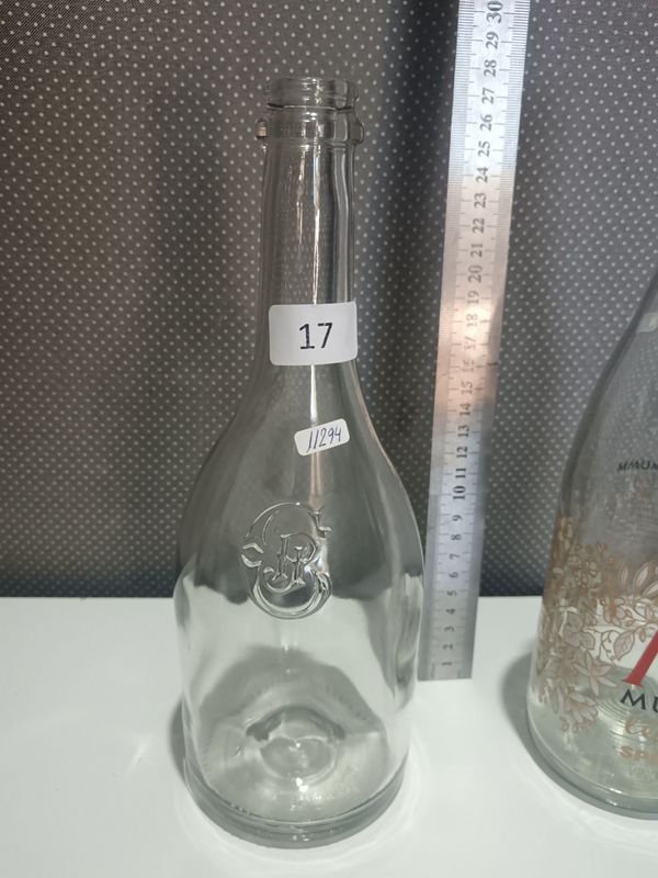Dos botellas de licor vacías - imagen 2
