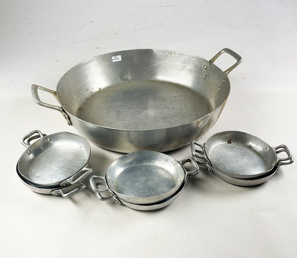 Lote siguiente: Paellera y cazuelas de plata, conjunto de cocina