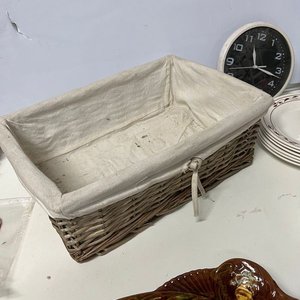 Lote Variado: Canasta Mimbre, Platos Blancos, Reloj Pared, Bandejas Loza, Corazón Luz y Más - imagen 8