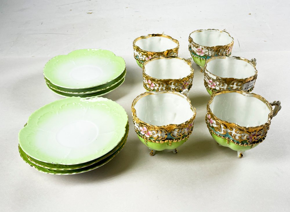 Lote anterior: Tazas de porcelana con platillos